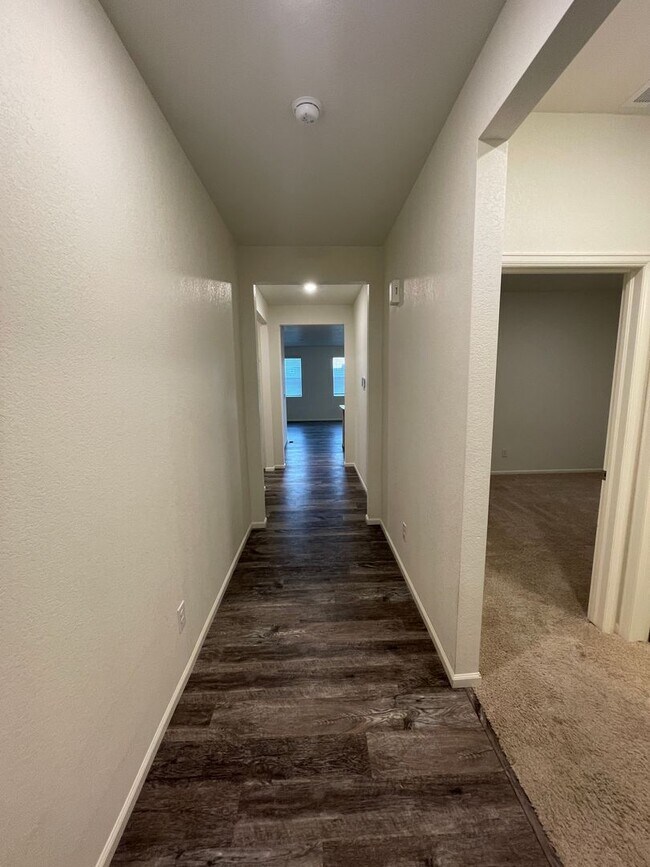 Building Photo - 3 Bed 2 Bath House in Windsor!