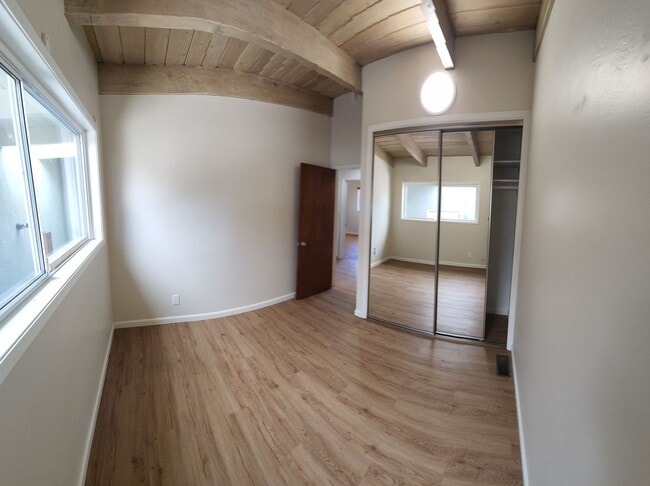 Building Photo - Large 5 Bedroom Home close to Poly Campus!!