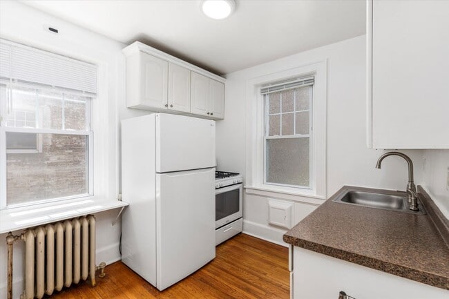 Building Photo - Bright 2BR Condo in Bloomfield – Prime Loc...