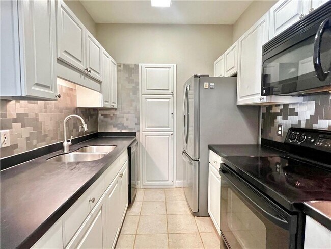 Building Photo - 2921 Lenox Rd NE