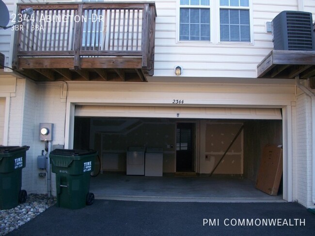 Building Photo - 3 Bed / 2.5 Bath Townhouse (Available 2/24...