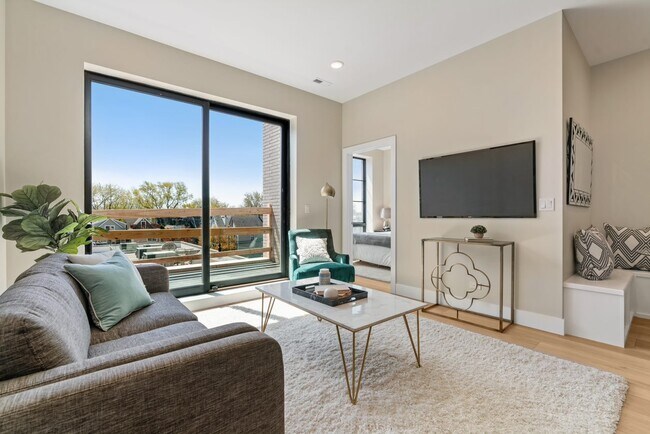 Building Photo - 1646 W Belmont Ave