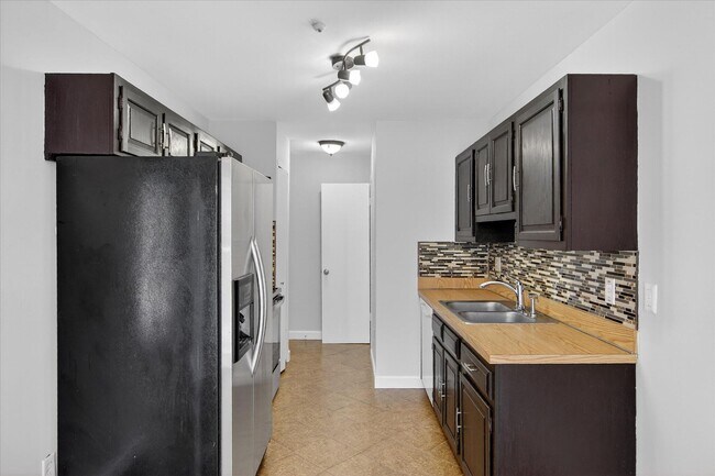 Building Photo - 41070 Southwind Dr