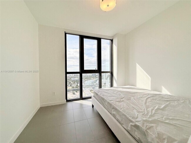 Building Photo - 1600 NE 1st Ave