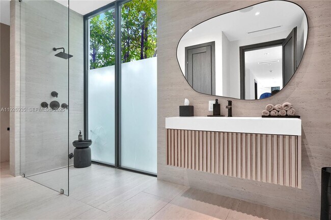 Building Photo - 5501 Pine Tree Dr