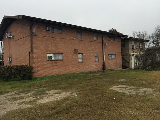 Building Photo - 705 N Main St