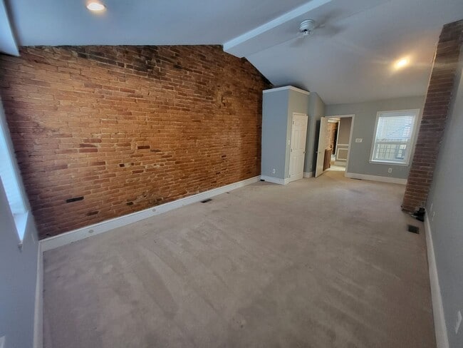 Building Photo - 2 Bedroom 2 Bath with Rooftop Deck!