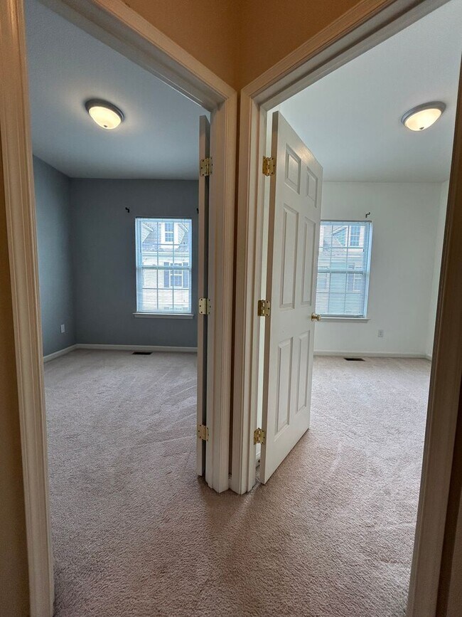 Building Photo - 1379 Parish Ave