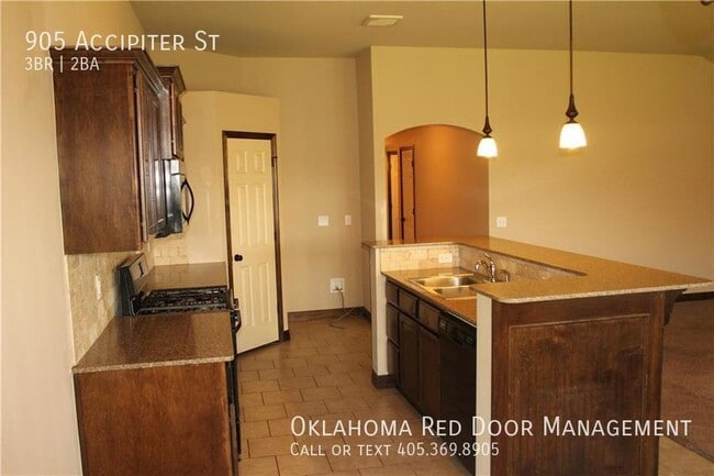 Building Photo - 905 Accipiter St