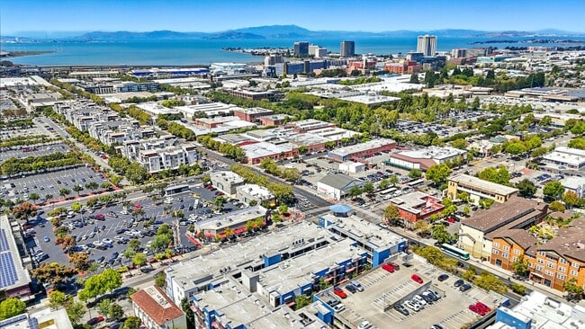Building Photo - Spacious Andante Top-Floor 2/2 Condo Avail...