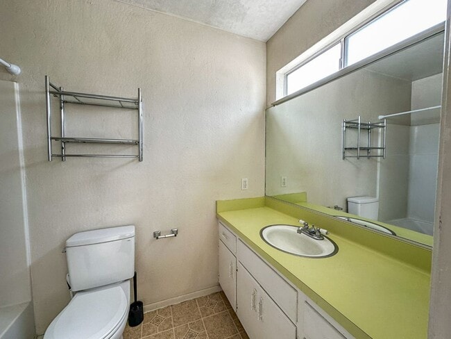 Building Photo - 5 Bedrooms and 3 Bathrooms!