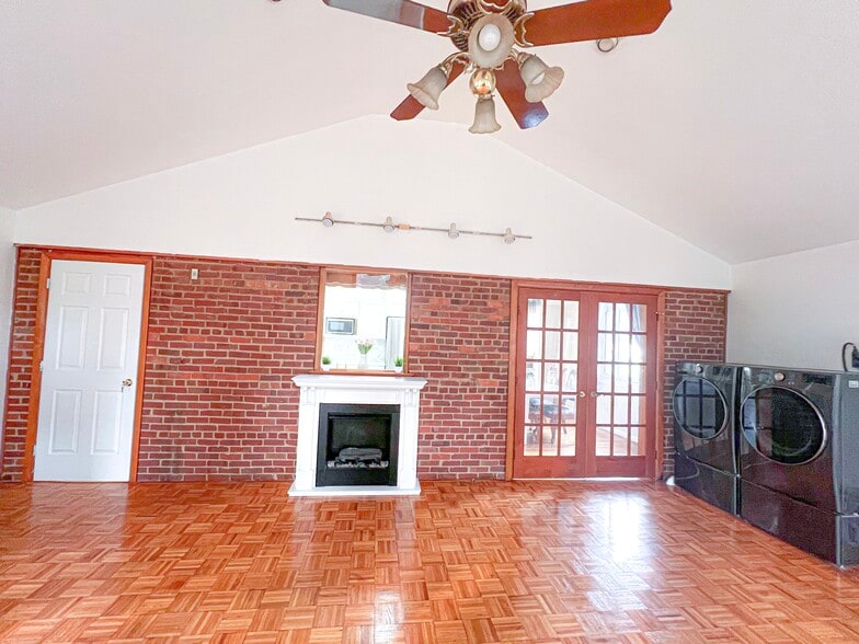 Laundry room - 7515 Havelock St