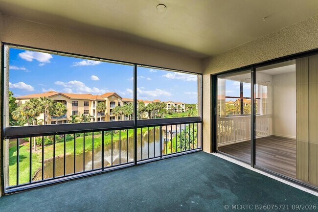 Building Photo - 700 Uno Lago Dr