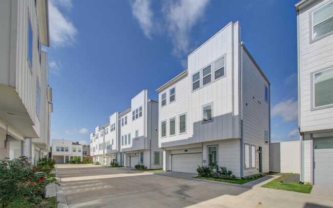 Building Photo - 1741 Cove Cres Ct