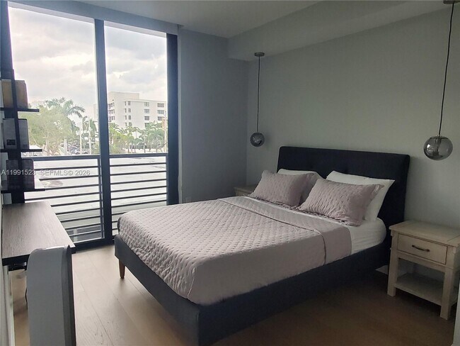 Building Photo - 1055 99th St