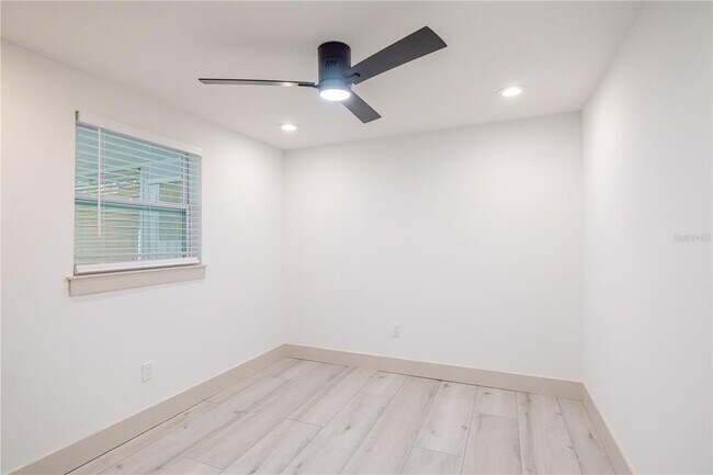 Building Photo - 4712 W Bay Ave