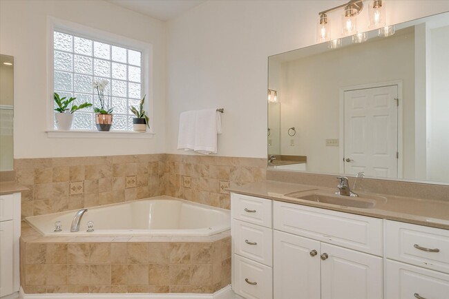 Building Photo - 5 Bed/3 Bath home with Primary Bedroom & a...
