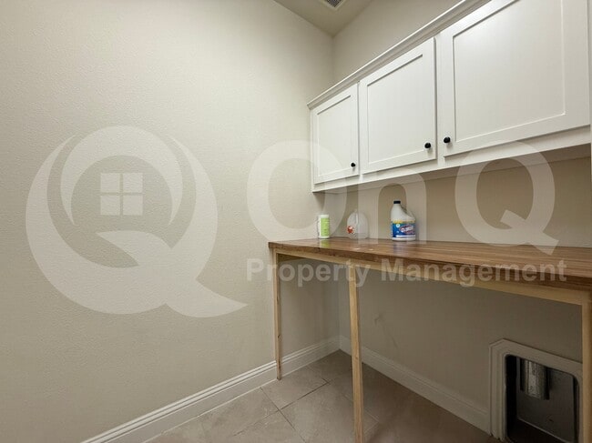 Building Photo - 3906 Greenbrier Dr