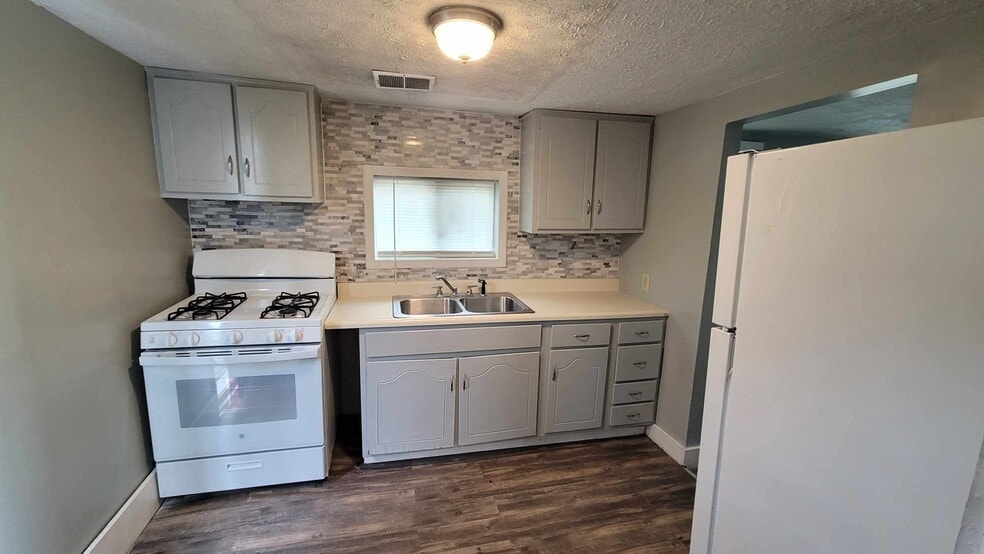 Kitchen - 113 S Crestwood St