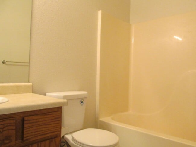 Building Photo - THREE BEDROOM TWO BATH DUPLEX FOR RENT