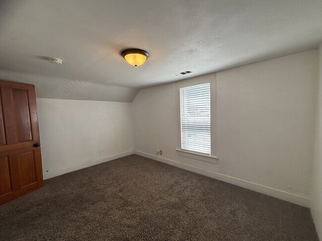 Building Photo - Charming 2 Bedroom 1 Bath Close to Downtown