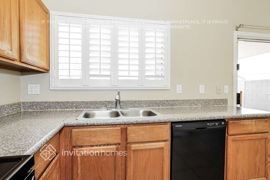 Building Photo - 10460 W Reade Ave