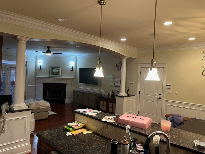 Building Photo - 1442 W Fullerton Ave