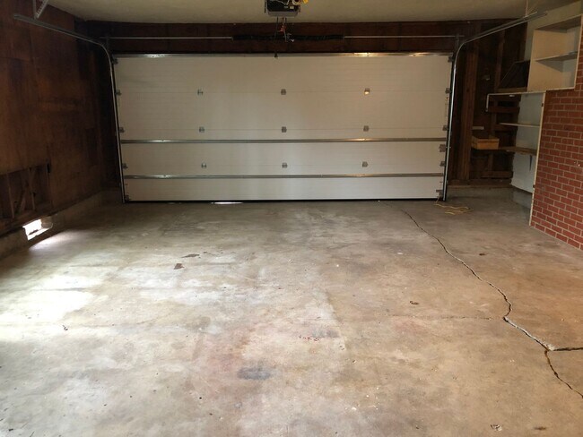 Building Photo - Updated 3 bedroom 1 bath house in Springfi...