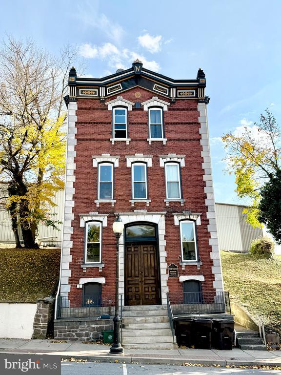 Building Photo - 230 Main St