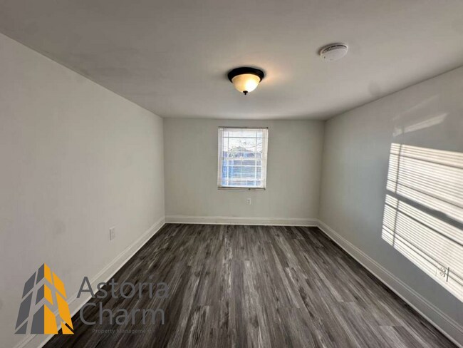 Building Photo - 3 Bedrooms Fenced Yard in a Desirable Neighborhood