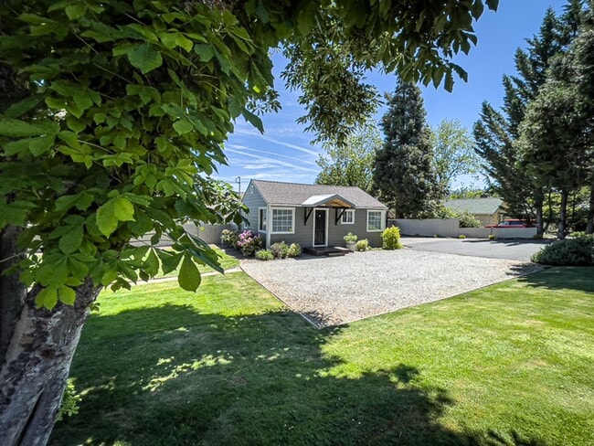 Building Photo - Kelsey's Cottage: Fully Furnished 2 bd/1ba Jacksonville Cottage, Large yard! $300 Utility Fee