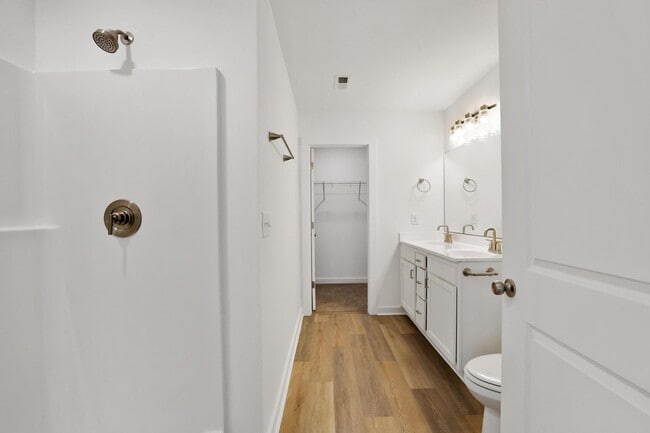 Building Photo - Large 3 story townhome near beach with community POOL and GYM!