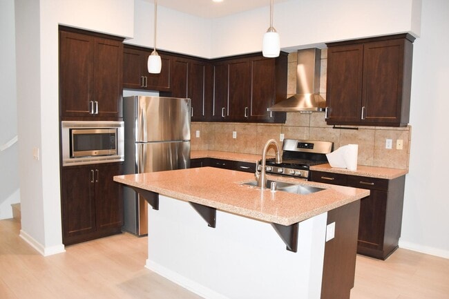 Building Photo - 507 W Maple Ave