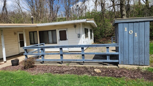 Building Photo - Three bedroom 1.5 house available for rent May 1 2026!