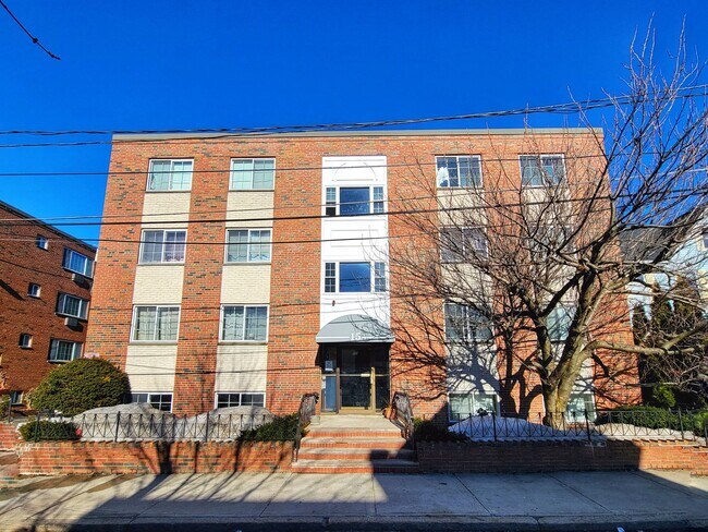 Building Photo - Heat, hot water and parking included! Cozy 2bed 1 bath condo in the center of Everett