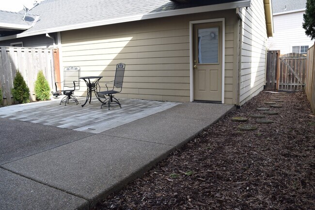 Building Photo - 3335 SE Midvale Dr