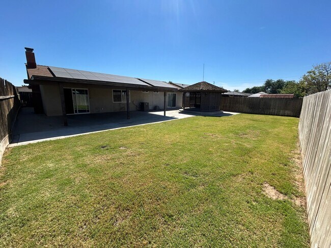 Building Photo - Don't miss out in North Hanford! 3 bedroom 2 bath with solar!