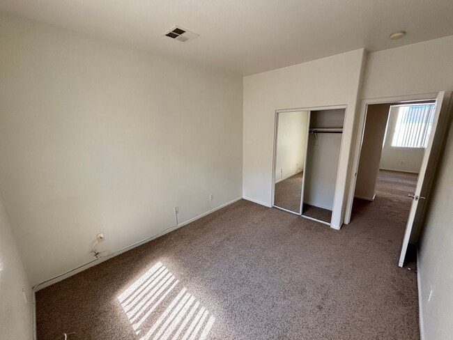 Building Photo - Beautiful 3Bed/2Bath Single Story Home loc...