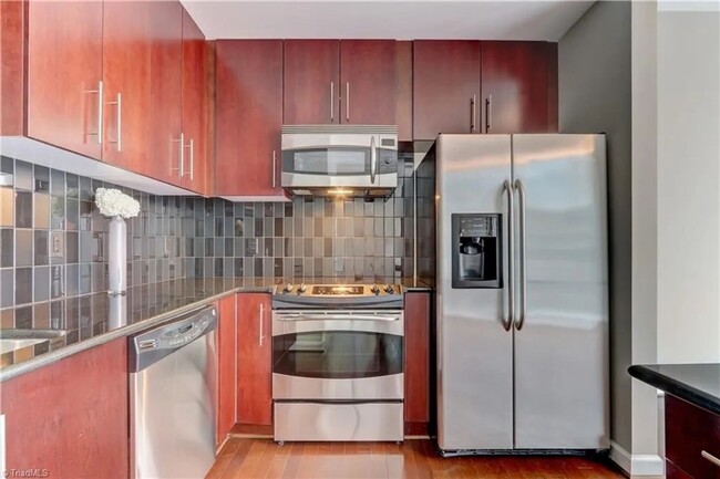 Building Photo - High-Rise Luxury 2 bedroom 2 bathroom cond...