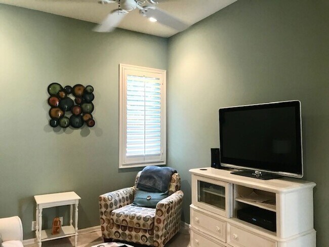 Building Photo - ANNUAL 2/2 + DEN AND HEATED  POOL- ROSEDAL...