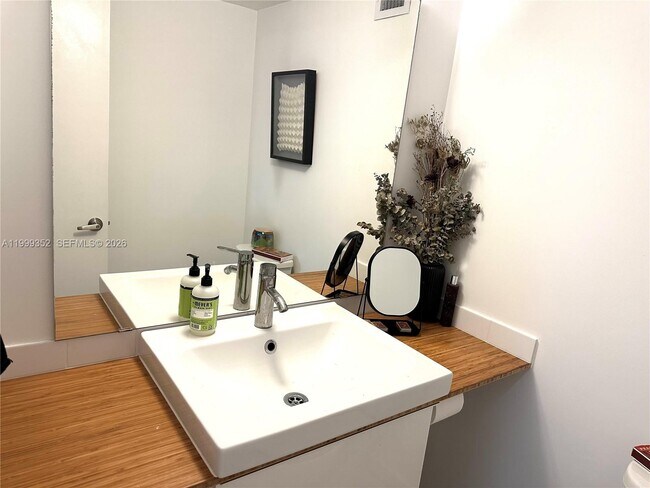 Building Photo - 1020 Meridian Ave