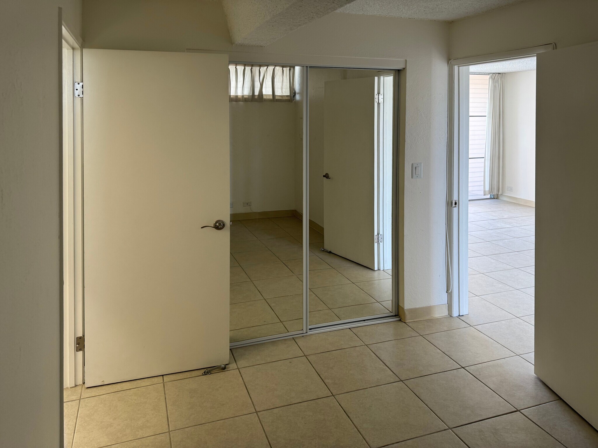 2nd Bedroom A - 2439 Kapiolani Blvd