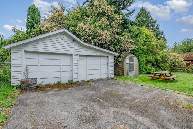 Building Photo - Charming 2 Bed, 1 Bath Home with Bonus Off...