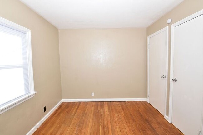 Building Photo - Mishawaka Northside 3 bedroom 1 1/2 story home with 2 bathrooms