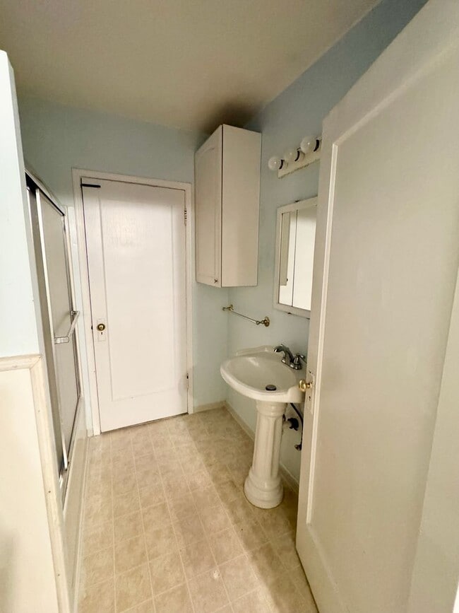 Building Photo - Now Available – Charming 2-Bedroom Cottage in Shelton!