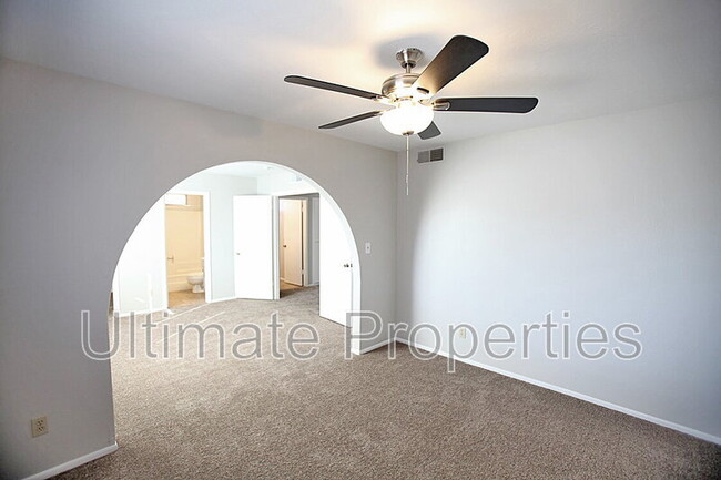 Building Photo - 401 W Utopia Rd