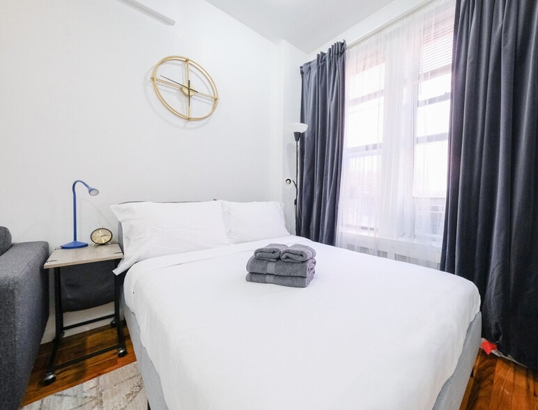 Building Photo - 310 E 103rd St