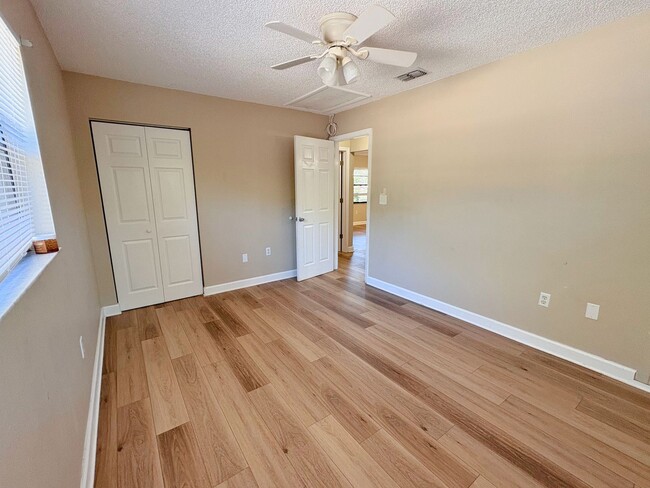 Building Photo - 427 6th Ave NE