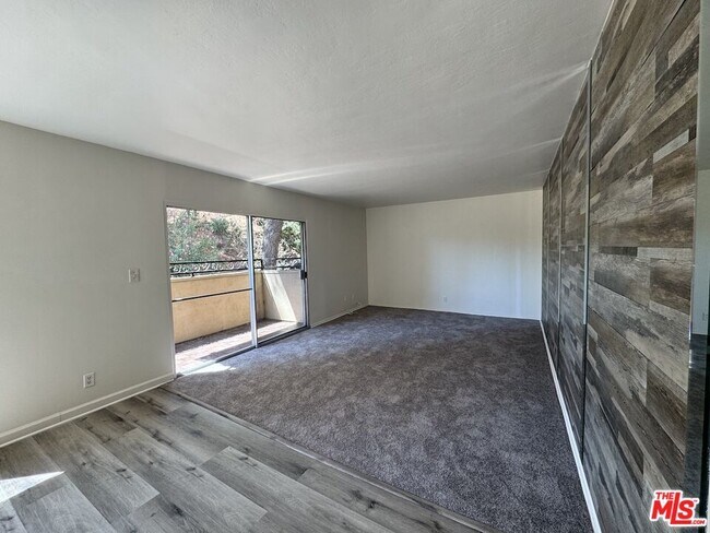 Building Photo - 6700 Hillpark Dr