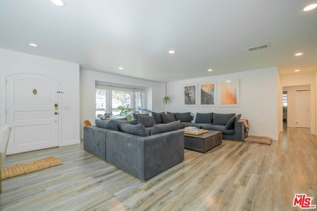 Building Photo - 2760 E Glenoaks Blvd